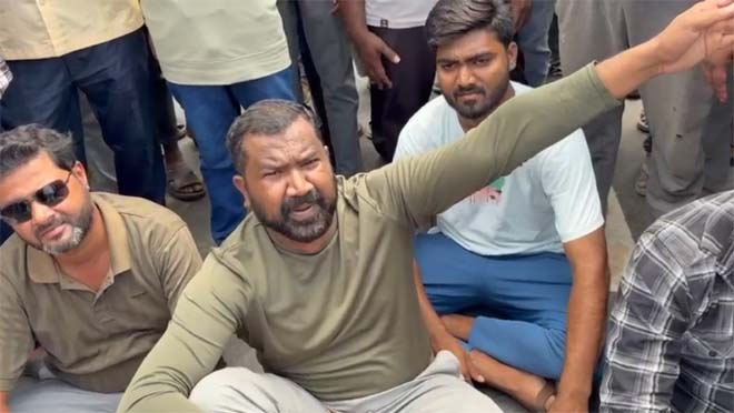 VIDEO : नेशनल हाईवे 53 की बदहाली पर ग्रामीणों का चक्काजाम, झलप-पटेवा मार्ग पर 2 घंटे से यातायात ठप, सैकड़ों वाहन जाम में फंसे