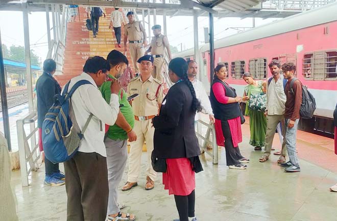 बेटिकट यात्रियों से मालामाल हुआ रेल्वे : सिर्फ एक महीने में वसूले 4.19 करोड़ रुपए