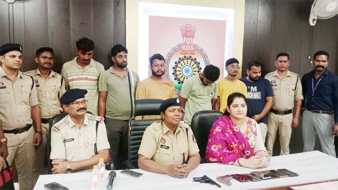 बुरखा पहनकर घर में डकैती डालने वाले गिरोह को छत्तीसगढ़ पुलिस ने पकड़ा, मिली पिस्टल