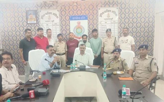 सूना घर देख चोरों ने बोला धावा, लाखों के जेवर ठिकाने लगाने से पहले पुलिस ने दबोचा; 4 गिरफ्तार