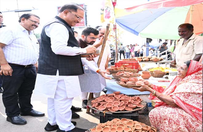 सड़क किनारे पसरे पर अचानक पहुंचे मुख्यमंत्री विष्णु देव साय, मीरा के पसरे से खरीदा ‘आशीर्वाद का दीया’