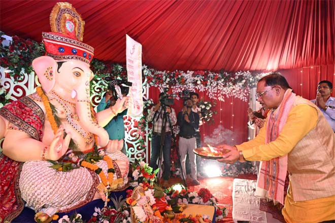 मुख्यमंत्री निवास में विराजे भगवान गणेश : मुख्यमंत्री विष्णु देव साय ने परिवारजनों के साथ विधि-विधान से की गणपति की स्थापना और पूजा-अर्चना