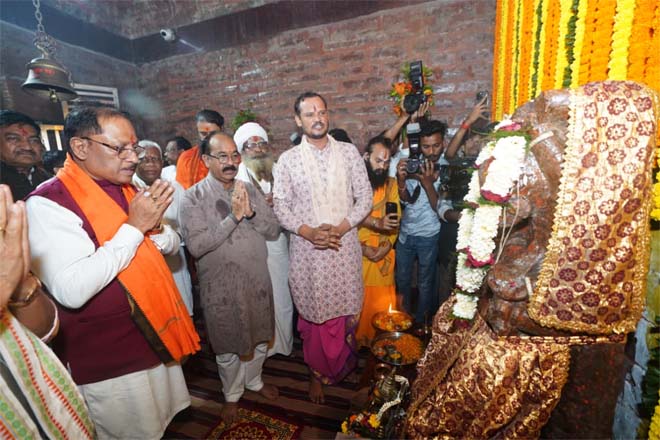 मुख्यमंत्री विष्णु देव साय ने मदकूद्वीप के प्राचीन मंदिरों में की पूजा-अर्चना, कन्या पूजन कर कन्या भोज में हुए शामिल, प्रदेशवासियों की सुख-समृद्धि की कामना की