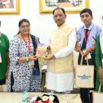 राष्ट्रपति से भेंट कर लौटे प्रतिभावान विद्यार्थियों ने मुख्यमंत्री विष्णु देव साय से की सौजन्य मुलाकात, मुख्यमंत्री साय ने विद्यार्थियों को दी बधाई