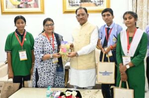 राष्ट्रपति से भेंट कर लौटे प्रतिभावान विद्यार्थियों ने मुख्यमंत्री विष्णु देव साय से की सौजन्य मुलाकात, मुख्यमंत्री साय ने विद्यार्थियों को दी बधाई