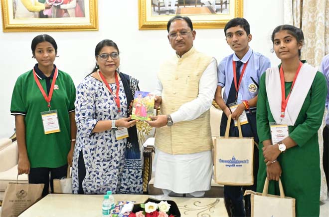 राष्ट्रपति से भेंट कर लौटे प्रतिभावान विद्यार्थियों ने मुख्यमंत्री विष्णु देव साय से की सौजन्य मुलाकात, मुख्यमंत्री साय ने विद्यार्थियों को दी बधाई