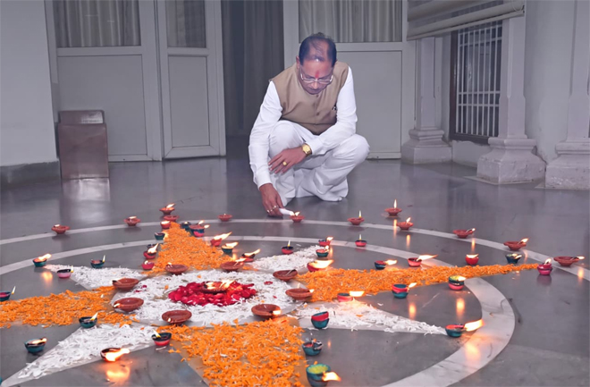 प्रधानमंत्री नरेंद्र मोदी के जन्मदिवस पर मुख्यमंत्री विष्णु देव साय ने अपने निवास पर जलाया ‘आशीर्वाद का दीया’