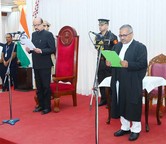 राज्यपाल डेका ने न्यायाधिपति कृष्न राम महापात्र को छत्तीसगढ़ उच्च न्यायालय के मुख्य न्यायाधीश पद की दिलाई शपथ
