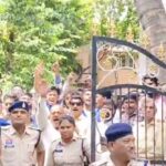 प्रार्थना सभा को लेकर बवाल : धर्मातरण के आरोप पर आमने-सामने हिंदू-क्रिश्चियन संगठन, सड़क पर नारेबाजी