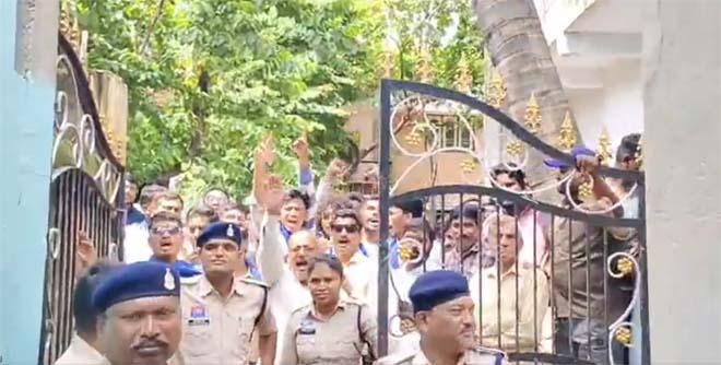 प्रार्थना सभा को लेकर बवाल : धर्मातरण के आरोप पर आमने-सामने हिंदू-क्रिश्चियन संगठन, सड़क पर नारेबाजी