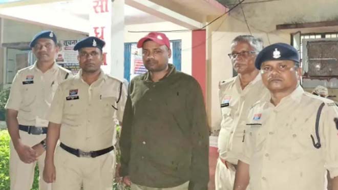 एसीबी अधिकारी बनकर घर में घुसे गोली मारने की दी धमकी, लाखों का सामान लूटने वाला फरार आरोपी गिरफ्तार
