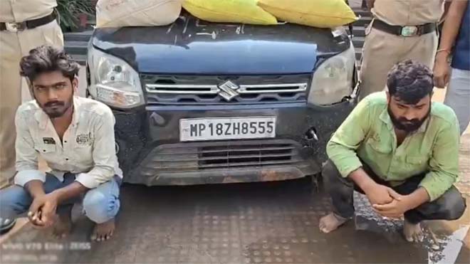 एमपी लेकर जा रहे थे लाखों का गांजा : पुलिस को देख तस्करों ने कार में लगाई आग, 2 आरोपी गिरफ्तार 1 फरार