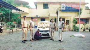 ओडिशा से दुर्ग जा रहा था गांजा, पुलिस को देख डिवाइडर से टकराई कार, 22 किलो गांजे के साथ आरोपी गिरफ्तार