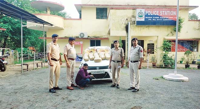 ओडिशा से दुर्ग जा रहा था गांजा, पुलिस को देख डिवाइडर से टकराई कार, 22 किलो गांजे के साथ आरोपी गिरफ्तार
