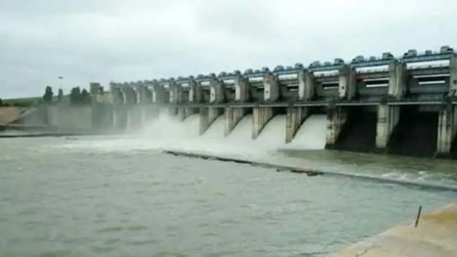 गंगरेल के 6 गेट खोले : महानदी मे बाढ़, हर सेकंड छोड़ा जा रहा 10400 क्यूसेक पानी