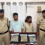 ज्वेलरी शॉप में चोरी का खुलासा : एक नाबालिग सहित 2 आरोपी गिरफ्तार, 4.50 लाख के जेवर बरामद