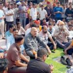 गणेश विसर्जन झांकी पर बवाल : पुलिस पर लगाए गंभीर आरोप, धरने पर बैठे लोग