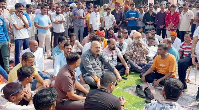 गणेश विसर्जन झांकी पर बवाल : पुलिस पर लगाए गंभीर आरोप, धरने पर बैठे लोग