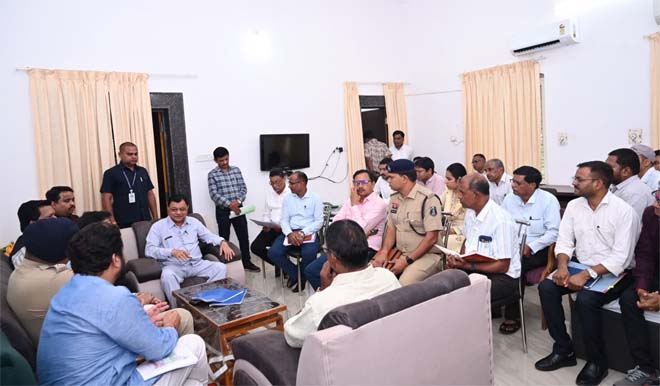 सेवा संकल्प अभियान की तैयारियों को लेकर प्रभारी मंत्री श्री लखनलाल देवांगन ने की समीक्षा