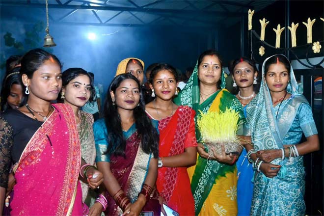 करमा पूजा में शामिल हुईं मंत्री श्रीमती लक्ष्मी राजवाड़े, प्रकृति, संस्कृति और लोकपरंपराओं के संरक्षण का दिया संदेश