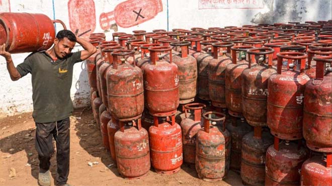 ग्रामीण क्षेत्रों में 45 दिन की बुकिंग पाबंदी खत्म, एलपीजी उपभोक्ताओं के लिए केंद्र सरकार का बड़ा ऐलान