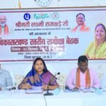 मंत्री श्रीमती लक्ष्मी राजवाड़े ने सूरजपुर और भैयाथान में विकासखंड स्तरीय समीक्षा बैठकों में योजनाओं की प्रगति की समीक्षा की