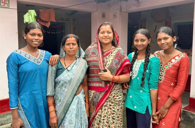 मंत्री श्रीमती लक्ष्मी राजवाड़े पहुंचीं ग्राम कुंजनगर, महिलाओं से किया आत्मीय संवाद