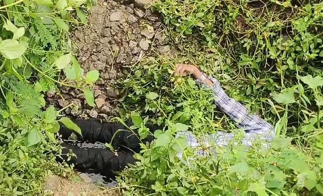नाले में मिला युवक का शव : इलाके में फैली सनसनी, हत्या या आत्महत्या जांच में जुटी पुलिस