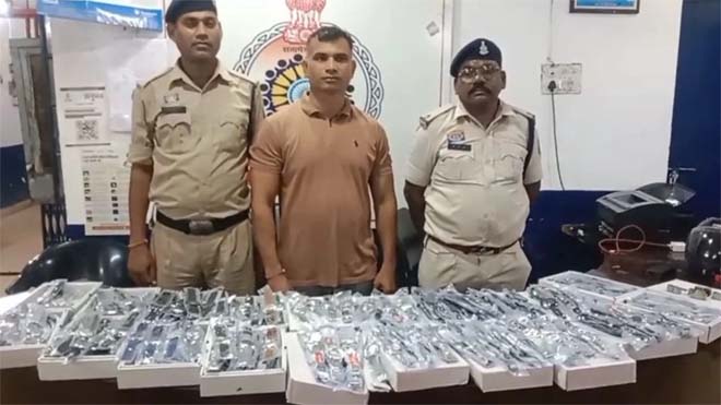 मार्केट में नकली टाइटन-फास्टट्रैक घड़ियों के कारोबार का खुलासा, दुकान संचालक गिरफ्तार