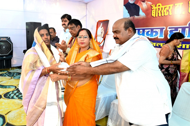 बैरिस्टर ठाकुर छेदीलाल स्मृति समारोह का हुआ शुभारंभ, स्वतंत्रता संग्राम सेनानियों और शहीद परिवारों के योगदान को किया गया नमन