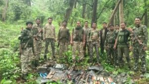 बीजापुर के जंगल में मिला नक्सली हथि‍यार और गोला-बारूद का जखीरा, लंका पहाड़ी से सुरक्षा बल ने जब्त किया
