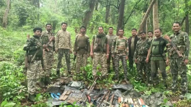 बीजापुर के जंगल में मिला नक्सली हथि‍यार और गोला-बारूद का जखीरा, लंका पहाड़ी से सुरक्षा बल ने जब्त किया