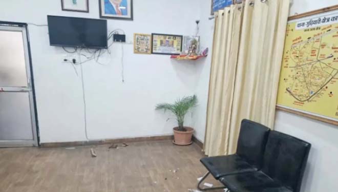 रायपुर में भाजपा नेता की दबंगई : गुढ़ियारी थानेदार के दफ्तर में घुसकर की तोड़फोड़, देखते रह गए पुलिसकर्मी