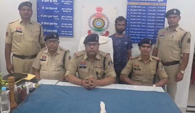 पत्नी को प्रेमी की बाहों में देख भड़का पति झाड़ियों तक पीछा करता रहा, प्रेमी भाग निकला तो पत्नी को मार डाला