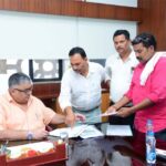 पर्यटन मंत्री राजेश अग्रवाल ने मंत्रालय स्थित कार्यालय में आगंतुकों से की मुलाकात, विभिन्न क्षेत्रों से पहुंचे नागरिकों की सुनी समस्याएं और सुझाव, अधिकारियों को त्वरित समाधान के दिए निर्देश