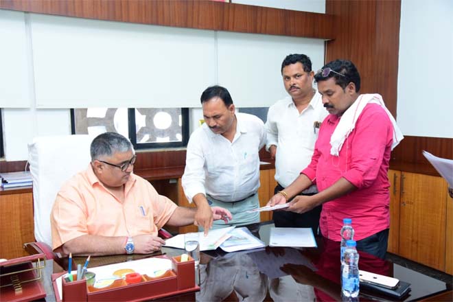 पर्यटन मंत्री राजेश अग्रवाल ने मंत्रालय स्थित कार्यालय में आगंतुकों से की मुलाकात, विभिन्न क्षेत्रों से पहुंचे नागरिकों की सुनी समस्याएं और सुझाव, अधिकारियों को त्वरित समाधान के दिए निर्देश