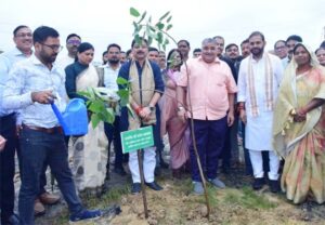 गृह निर्माण मंडल की आवासीय योजनाओं में चलेगा ‘एक पेड़ माँ के नाम’ अभियान, संस्कृति मंत्री राजेश अग्रवाल ने अंबिकापुर से किया शुभारंभ