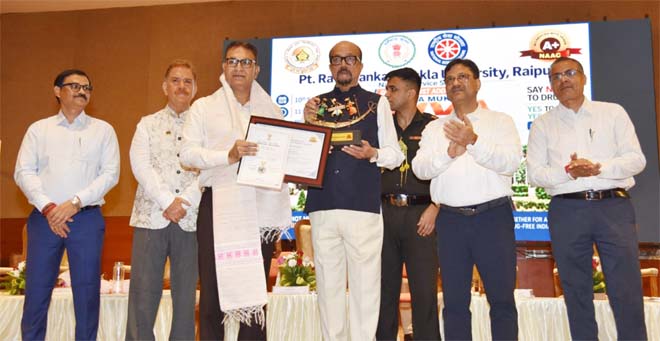 नशे से दूर रहकर युवा अपनी ऊर्जा राष्ट्र निर्माण में लगाएं : राज्यपाल रमेन डेका