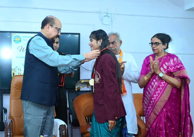 वर्तमान पर फोकस करें, निरंतर सीखते रहें और समाज के लिए योगदान दें : राज्यपाल डेका