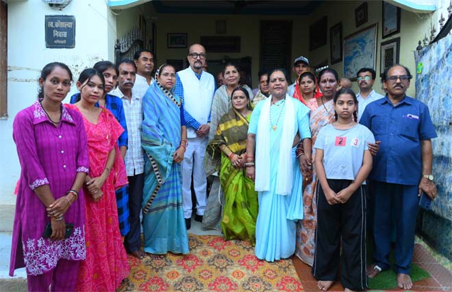 राज्यपाल श्री रमेन डेका ने पद्म विभूषण स्व. डॉ. तीजन बाई के गृह ग्राम गनियारी पहुंचकर दी श्रद्धांजलि, परिजनों से की आत्मीय भेंट