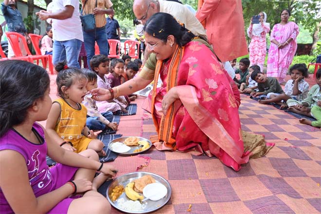 ‘आंगन मिलन’ कार्यक्रम में शामिल हुईं केंद्रीय महिला एवं बाल विकास राज्यमंत्री सावित्री ठाकुर, आंगनवाड़ी कार्यकर्ताओं, सहायिकाओं और मितानिनों का किया सम्मान
