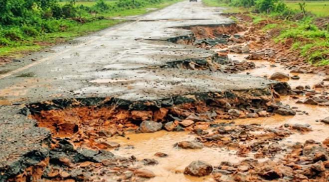 छत्तीसगढ़ की 214 सड़के बारिश मे ध्वस्त : 10 हजार किमी का नेटवर्क क्षतिग्रस्त, 6 पुल-पुलिए भी बह गए