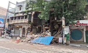 देर रात टला बड़ा हादसा : सदर बाजार में गिरा जर्जर इमारत का हिस्सा, बाल-बाल बचे लोग