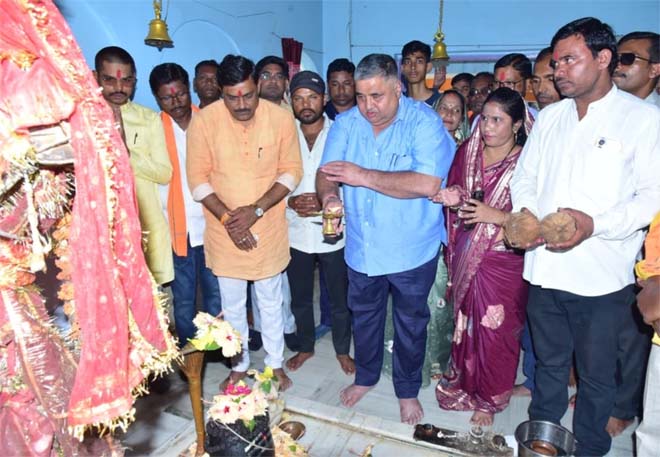 संस्कृति मंत्री राजेश अग्रवाल ने कवर्धा में सिद्धेश्वर महादेव और संकट मोचन हनुमान मंदिर में की पूजा-अर्चना, प्रदेश की सुख-शांति, समृद्धि और जनकल्याण के लिए की प्रार्थना