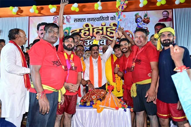 उप मुख्यमंत्री एवं कवर्धा विधायक विजय शर्मा कवर्धा में आयोजित दही हांडी उत्सव में हुए शामिल
