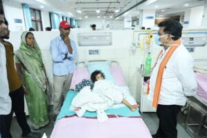 उप मुख्यमंत्री विजय शर्मा ने एम्स रायपुर में महाराष्ट्र सड़क हादसे के घायलों से की मुलाकात, विशेषज्ञ चिकित्सकों से उपचार की जानकारी लेकर बेहतर इलाज के दिए निर्देश