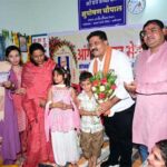फूल लेकर आए नन्हे कदम, उप मुख्यमंत्री विजय शर्मा ने बच्चों को गोद में उठाया, बच्चों की मासूमियत ने जीता दिल