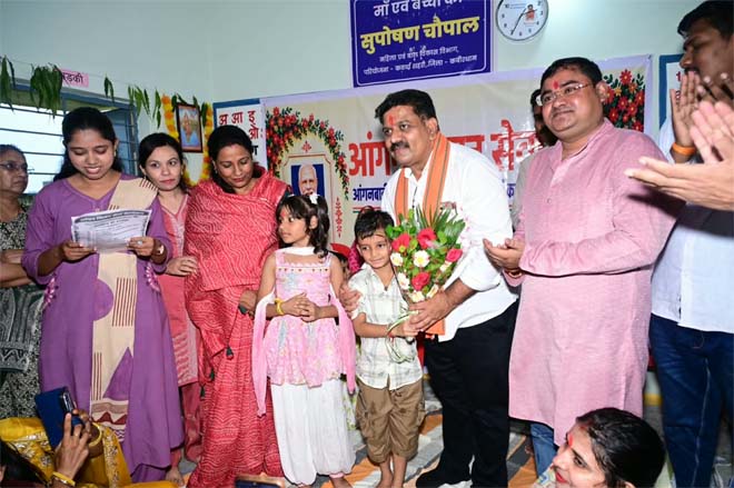 फूल लेकर आए नन्हे कदम, उप मुख्यमंत्री विजय शर्मा ने बच्चों को गोद में उठाया, बच्चों की मासूमियत ने जीता दिल