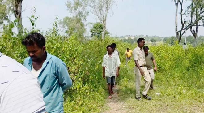 पुलिस आरक्षक की संदिग्ध मौत : पेड़ पर फांसी से लटका मिला शव, चेहरे पर दिखे चोट के निशान