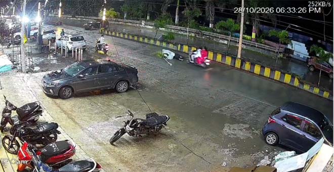 VIDEO : कार से टक्कर के बाद विपरित लेन में गिरा युवक, चपेट में आई स्कूटी सवार दो महिलाएं